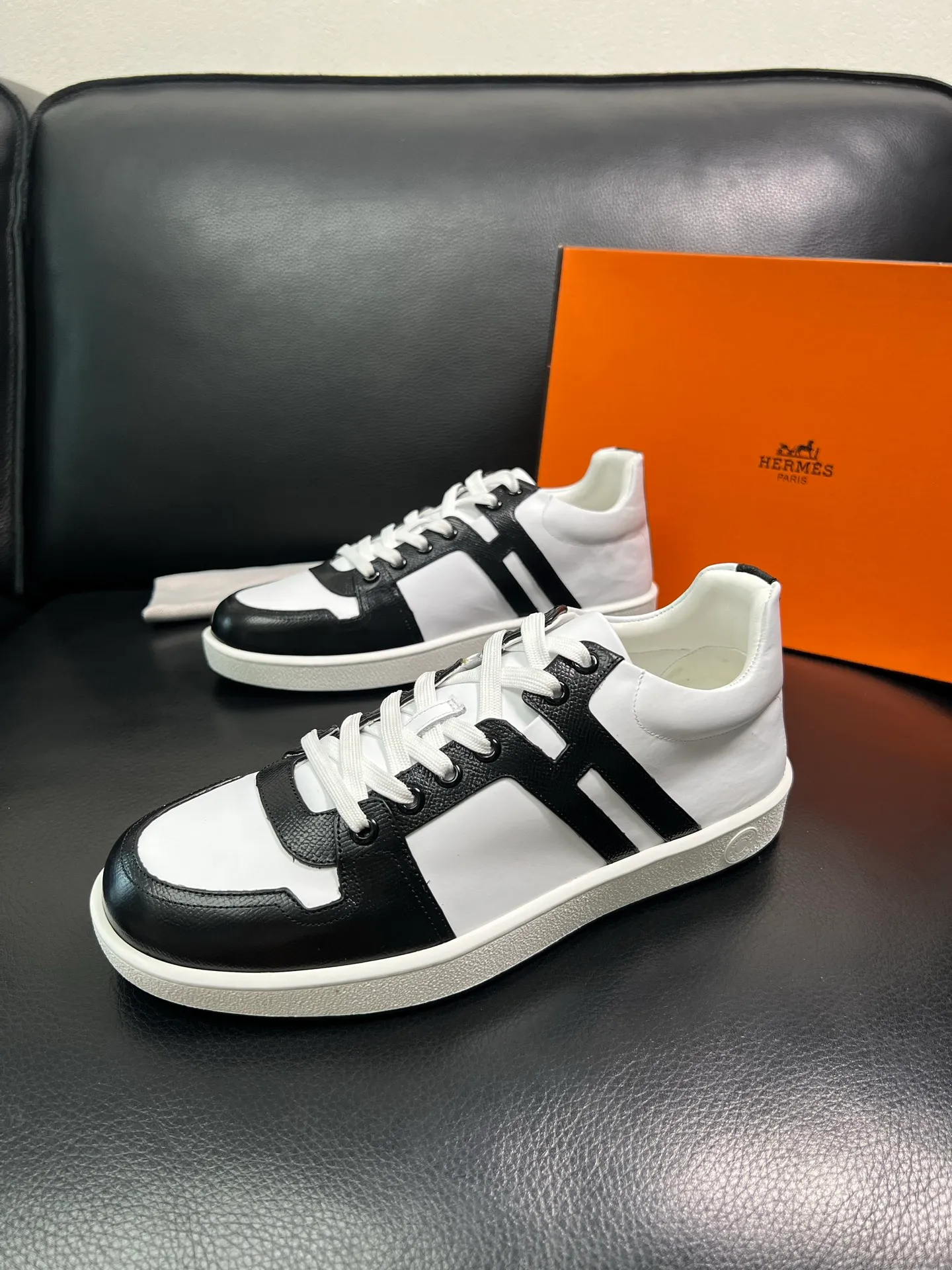 Men's shoes 💰700 Hermes Top Purchasing Agent Hermes counters are on sale at the same time with original factory configuration, original cowhide fabric imported from Italy, high-quality splicing technology, fully imported water-dyed cowhide lining, soles: original soles specially provided by the original factory are super comfortable, the original factory and single goods are of high quality, welcome to compare at the same time at the counter, code number 38-44 (customized 45 46) 85851